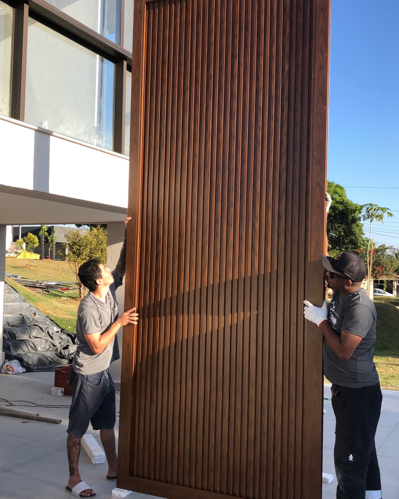 Instalação de porta ripada de pé-direito duplo no Condomínio Aldeias do Lago