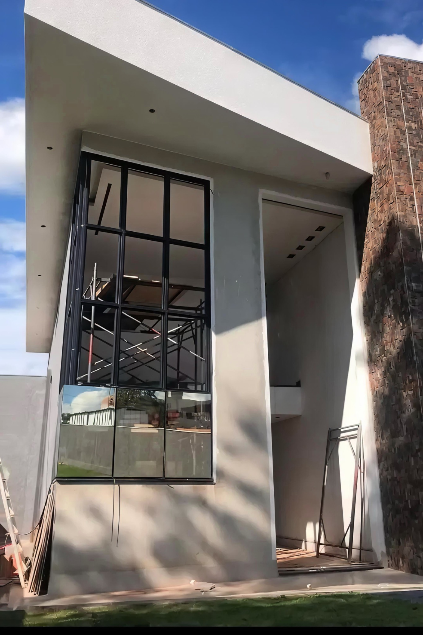 Fachada durante a execução da estrutura para o sistema Glazing