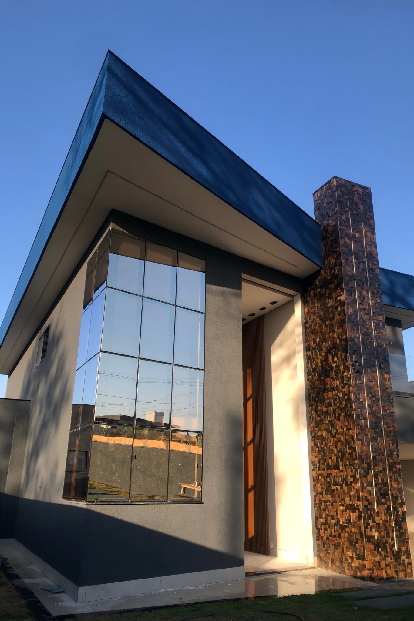 Resultado final da fachada Glazing com pele de vidro instalada